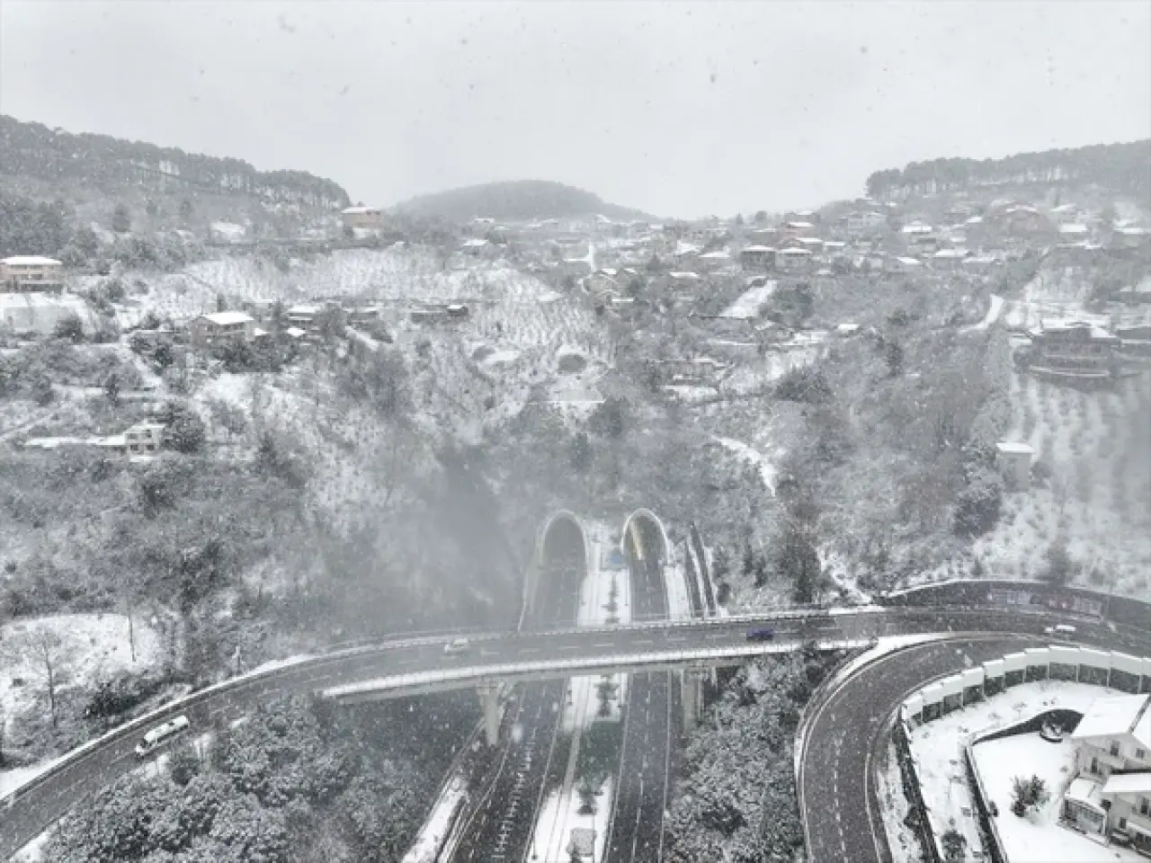 İstanbul'da yoğun kar yağışı: Bazı ilçelerde okullar tatil oldu 7