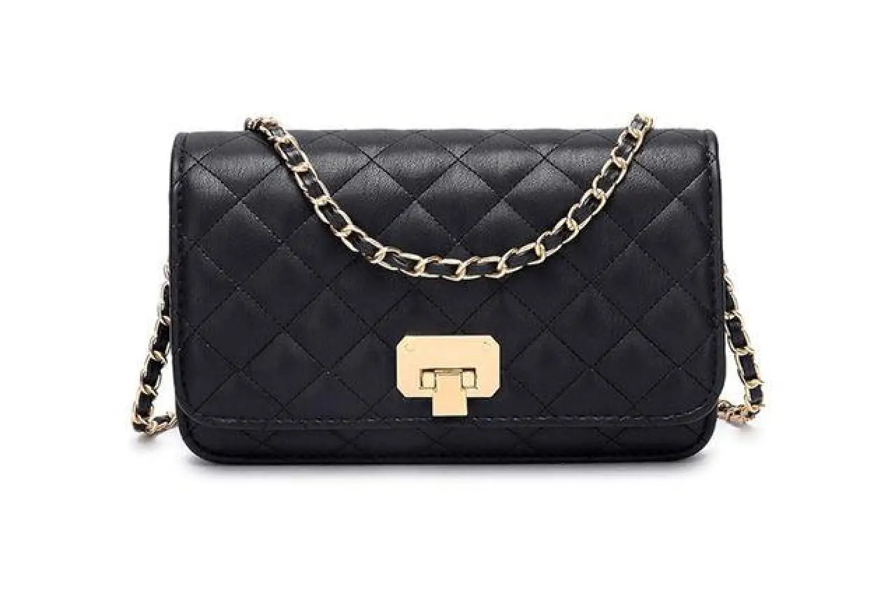 Fransız Şıklığı Sizinle: Emily in Paris Dizisinden İlham Alabileceğiniz 9 İkonik Çanta Stili! 1