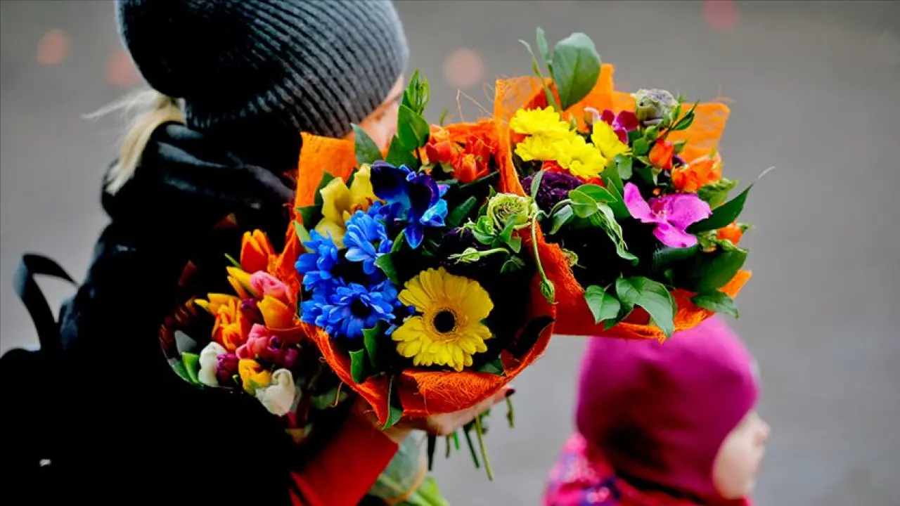 Led Işıklı Çiçekler Sevgililer Gününün Favorisi! Çiçek Fiyatları Ne Kadar, Hangi Çiçek Ne Anlama Geliyor? 2