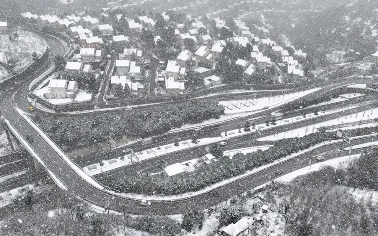 İstanbul'da yoğun kar yağışı: Bazı ilçelerde okullar tatil oldu 1