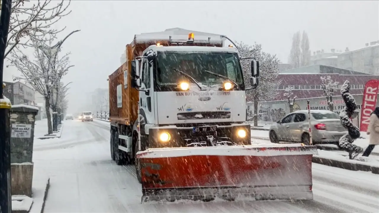 Van, Hakkari, Bitlis ve Muş’ta Yoğun Kar Yağışı Nedeniyle Birçok Yerleşim Yerinin Yolu Kapandı! 2