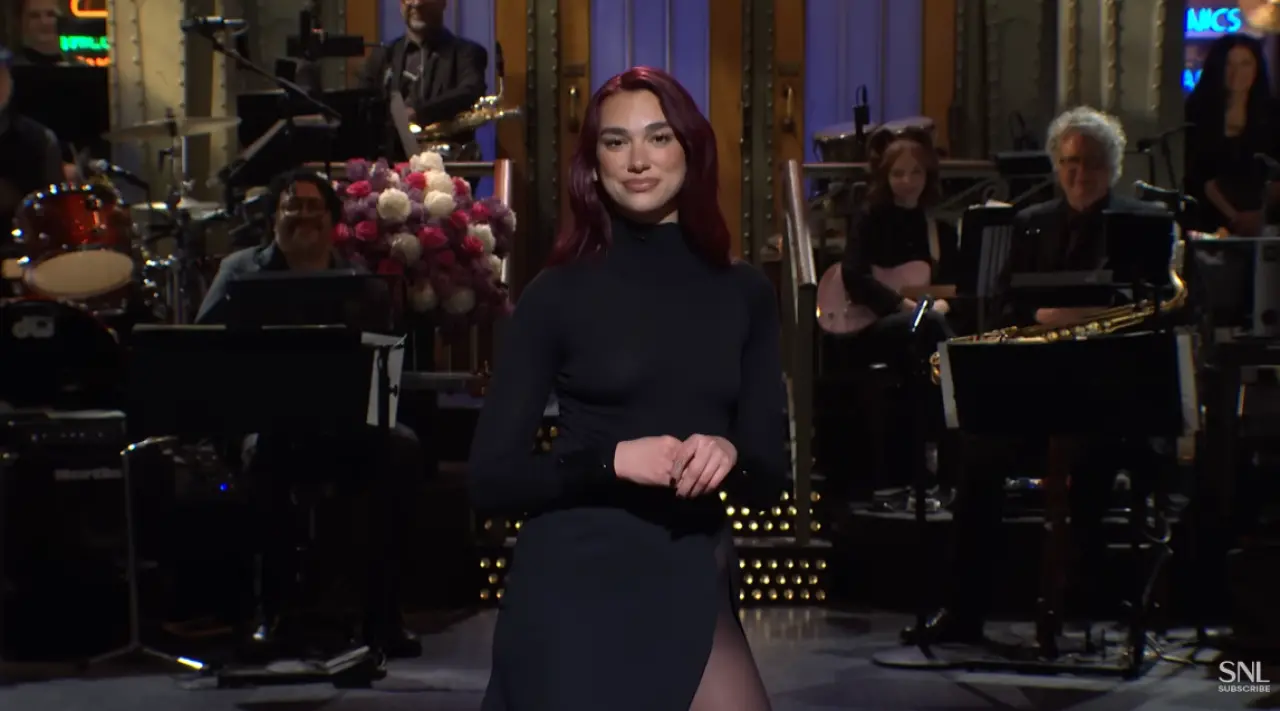 Ünlü Şarkıcı Dua Lipa, SNL Performansıyla Gündem Oldu! Oyunculuk Yeteneğiyle de Göz Kamaştırdı 4