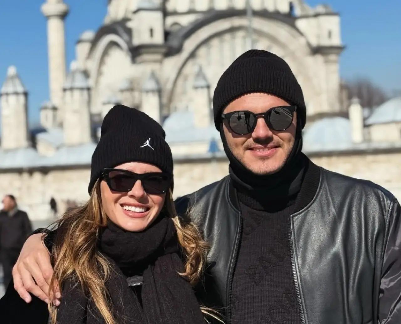 Maskeli Aşk: Mauro Icardi ve China Suarez, İstanbul’da Gizlice Romantik Bir Geziye Çıktı! 3