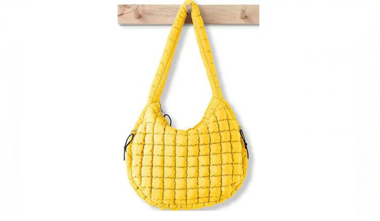 Fransız Şıklığı Sizinle: Emily in Paris Dizisinden İlham Alabileceğiniz 9 İkonik Çanta Stili! 4