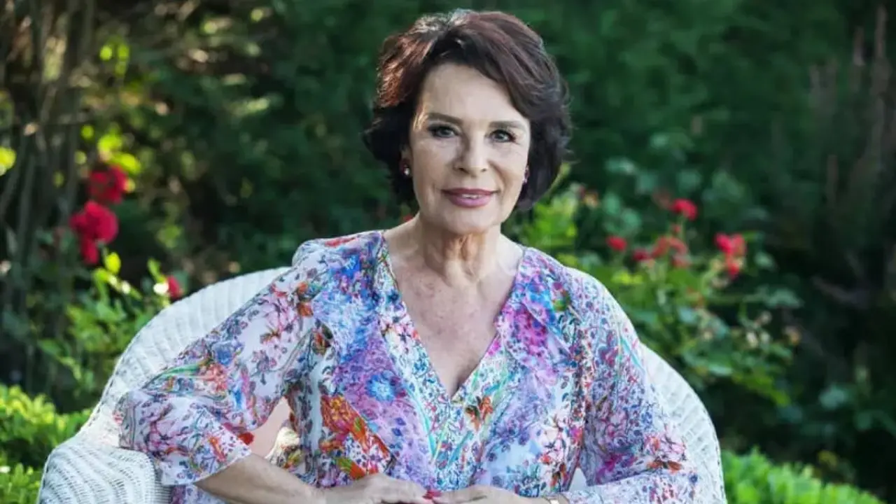 Yeşilçam Efsanesi Hülya Koçyiğit Ölümden Döndü! AVM’de Düşüp Kafasını Vurdu, Günlerce Ailesinden Sakladı 2