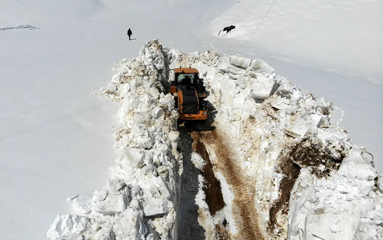 Van, Hakkari, Bitlis ve Muş’ta Yoğun Kar Yağışı Nedeniyle Birçok Yerleşim Yerinin Yolu Kapandı! 4