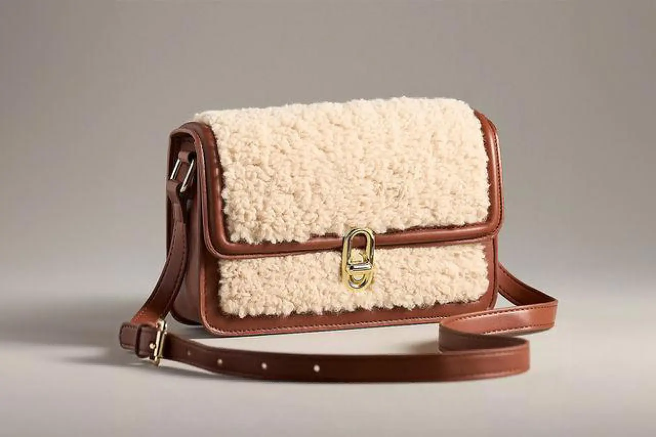 Fransız Şıklığı Sizinle: Emily in Paris Dizisinden İlham Alabileceğiniz 9 İkonik Çanta Stili! 2