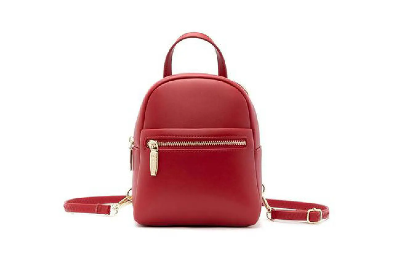 Fransız Şıklığı Sizinle: Emily in Paris Dizisinden İlham Alabileceğiniz 9 İkonik Çanta Stili! 5