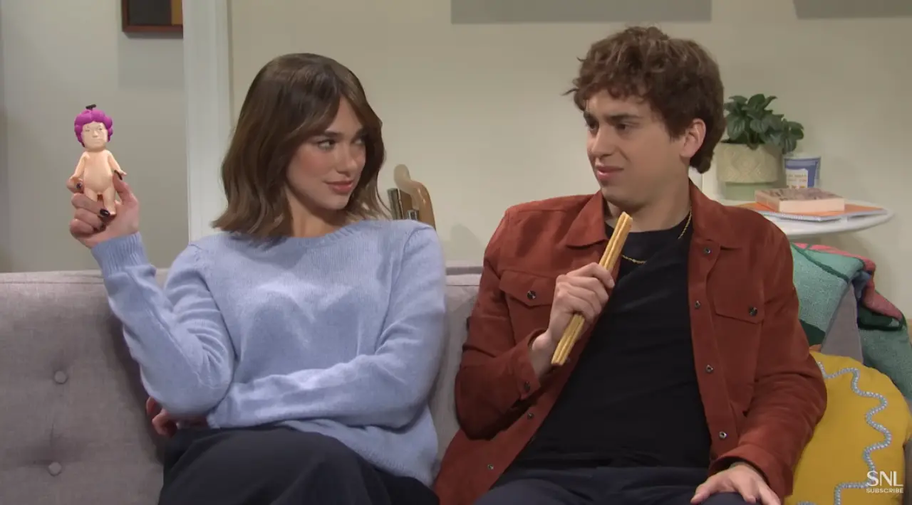 Ünlü Şarkıcı Dua Lipa, SNL Performansıyla Gündem Oldu! Oyunculuk Yeteneğiyle de Göz Kamaştırdı 3