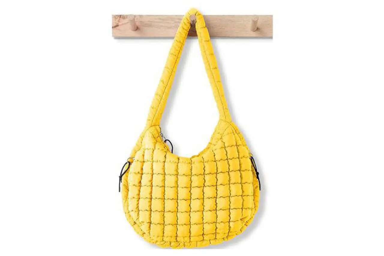 Fransız Şıklığı Sizinle: Emily in Paris Dizisinden İlham Alabileceğiniz 9 İkonik Çanta Stili! 3