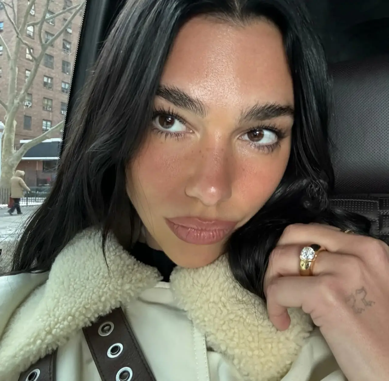 Ünlü Şarkıcı Dua Lipa, Nişan İddialarını Sosyal Medya Paylaşımıyla Doğruladı! 2