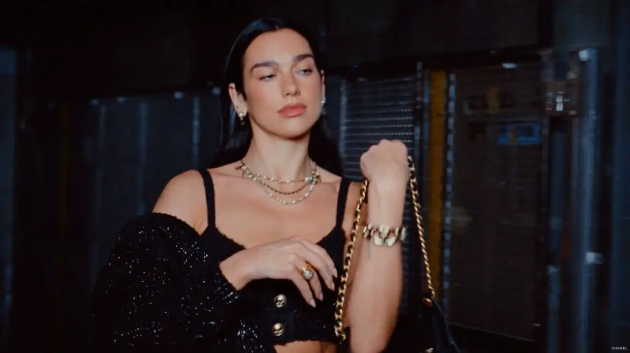 Dua Lipa, CHANEL 25’in Kampanya Yüzü Oldu: New York Sokaklarından Moda Dünyasına İkonik Birleşim! 4