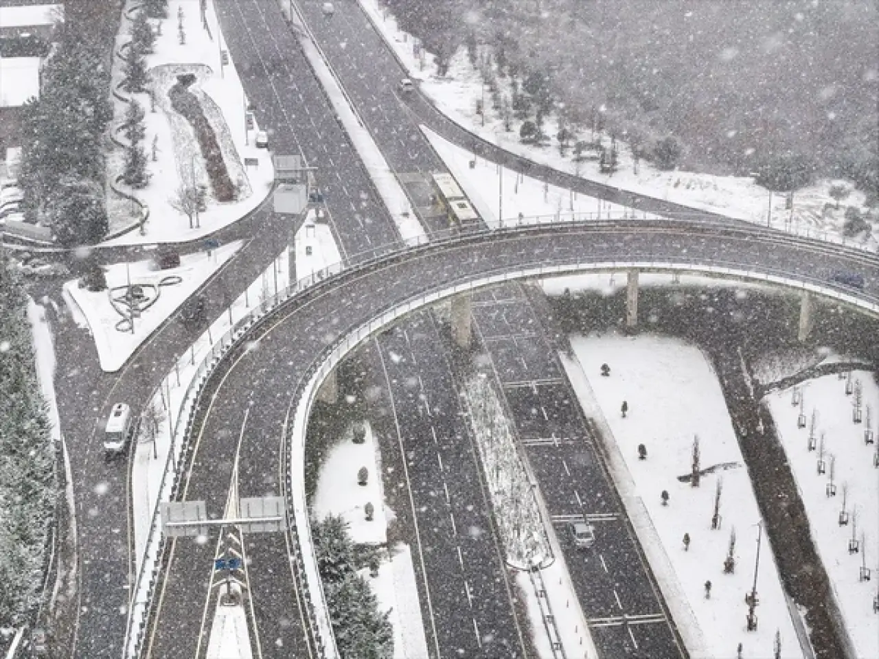 İstanbul'da yoğun kar yağışı: Bazı ilçelerde okullar tatil oldu 6