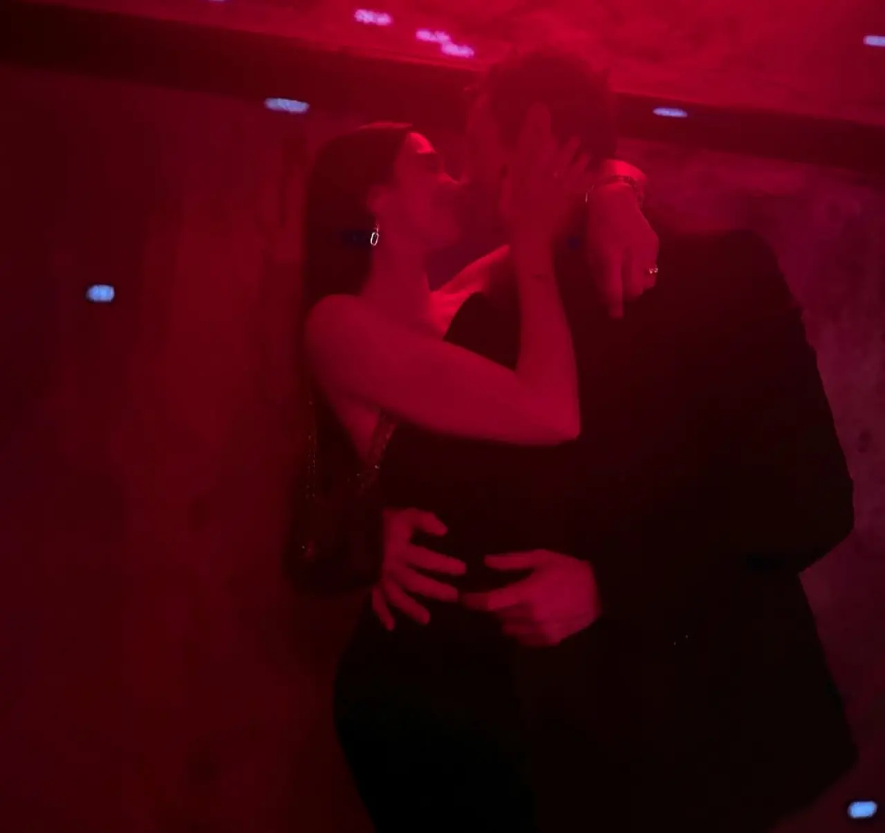 Ünlü Şarkıcı Dua Lipa, Nişan İddialarını Sosyal Medya Paylaşımıyla Doğruladı! 1