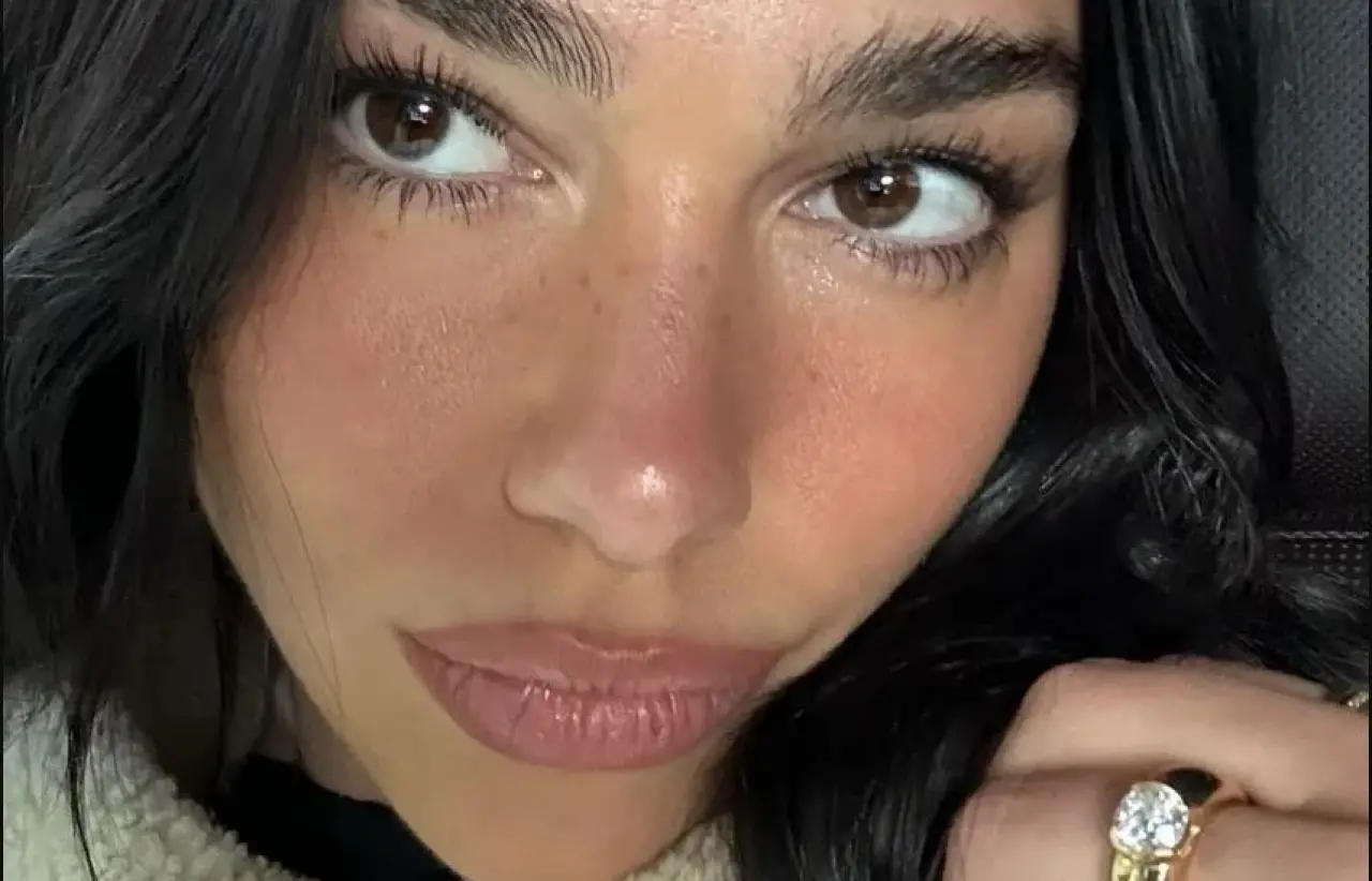 Dua Lipa’nın Nişan Yüzüğü Özelliği Ne? Moda Dünyasında Çalkantılar Yaratan O Yüzük Ne Kadar Değerli... 1