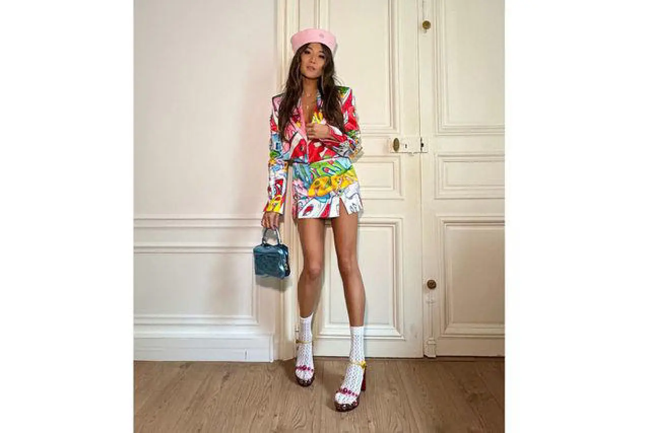 Fransız Şıklığı Sizinle: Emily in Paris Dizisinden İlham Alabileceğiniz 9 İkonik Çanta Stili! 7