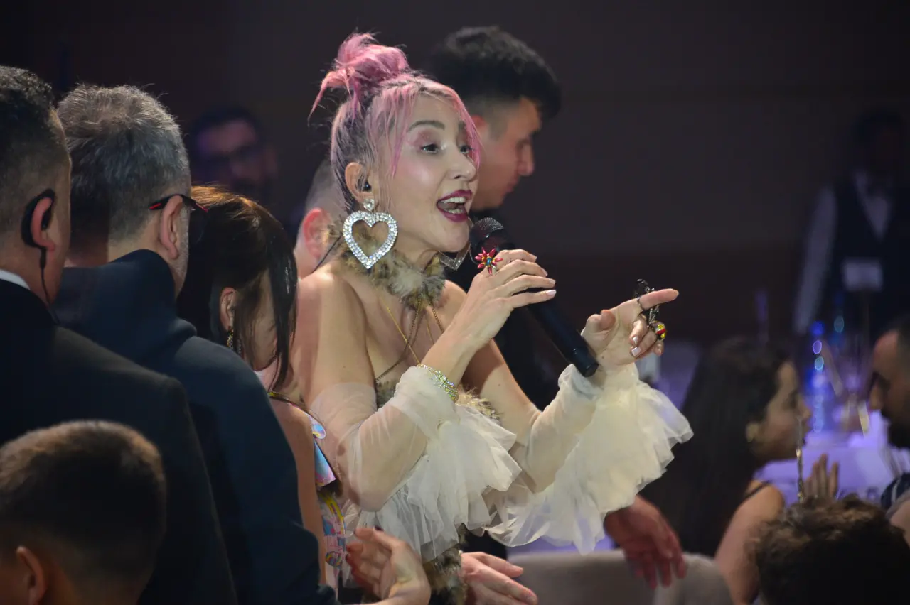 Hande Yener’den Bayram Konserinde Sürpriz Çıkış: Abla Demek Yasak! 4