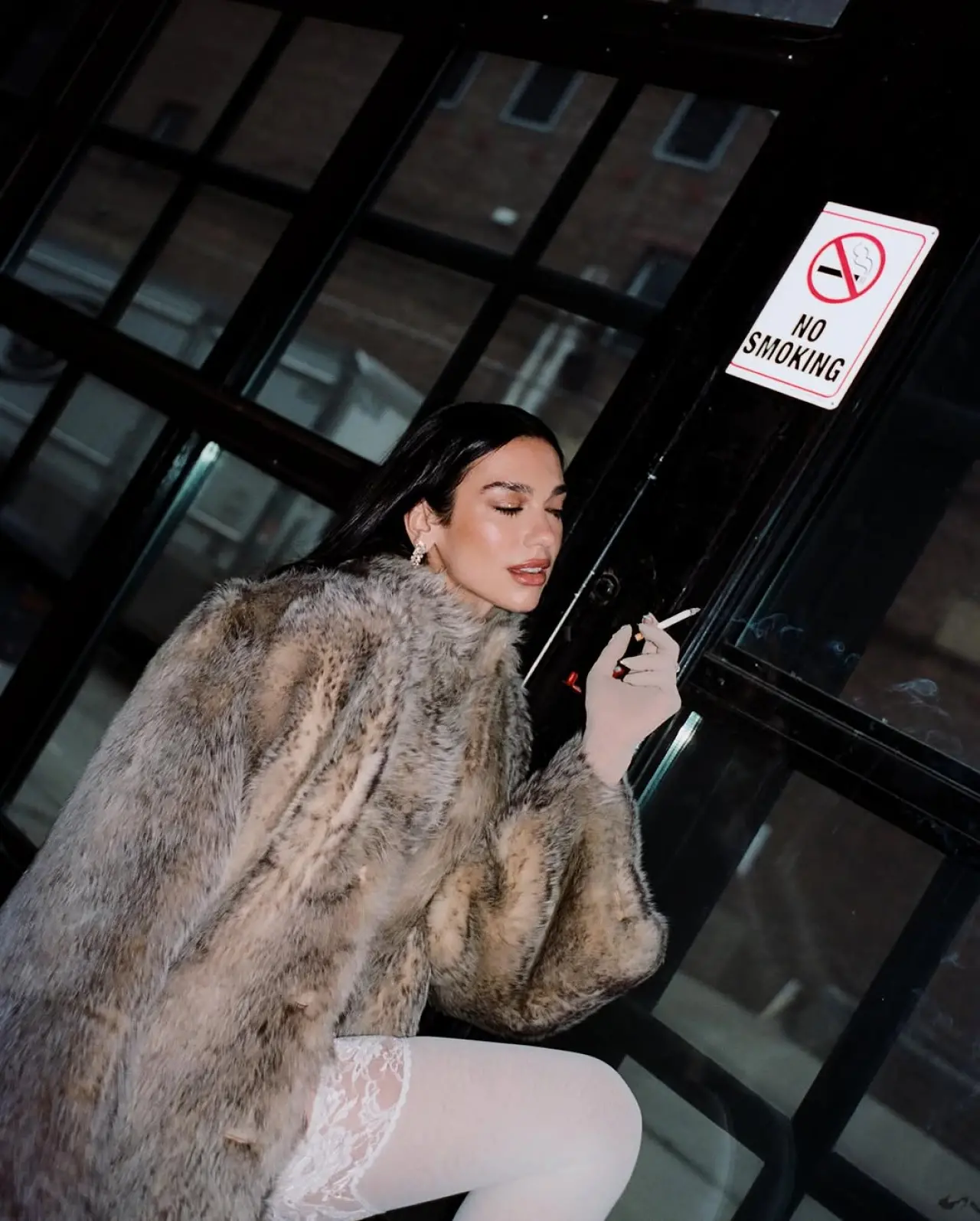 Handlebars Şarkısıyla Bütünleşen Dua Lipa Kuralları Hiçe Saydı: Beyaz Jartiyer, Kürk ve Sigara Kombini Olay Oldu! 3