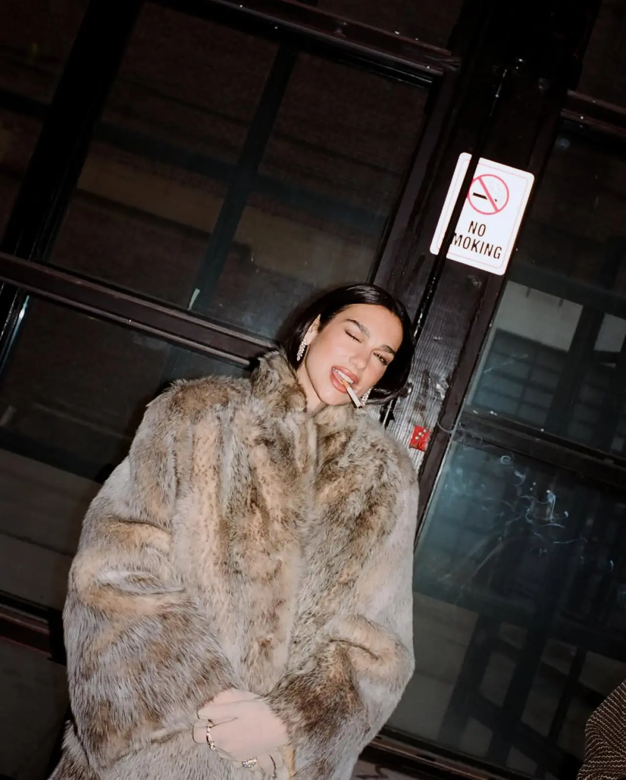 Handlebars Şarkısıyla Bütünleşen Dua Lipa Kuralları Hiçe Saydı: Beyaz Jartiyer, Kürk ve Sigara Kombini Olay Oldu! 2