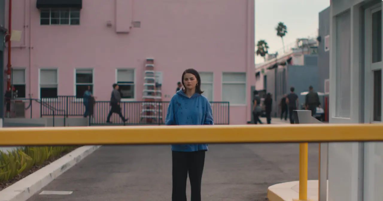 Ünlü Şarkıcı Selena Gomez'den İtiraf Gibi Şarkı: "Younger And Hotter Than Me" Yayında! 4