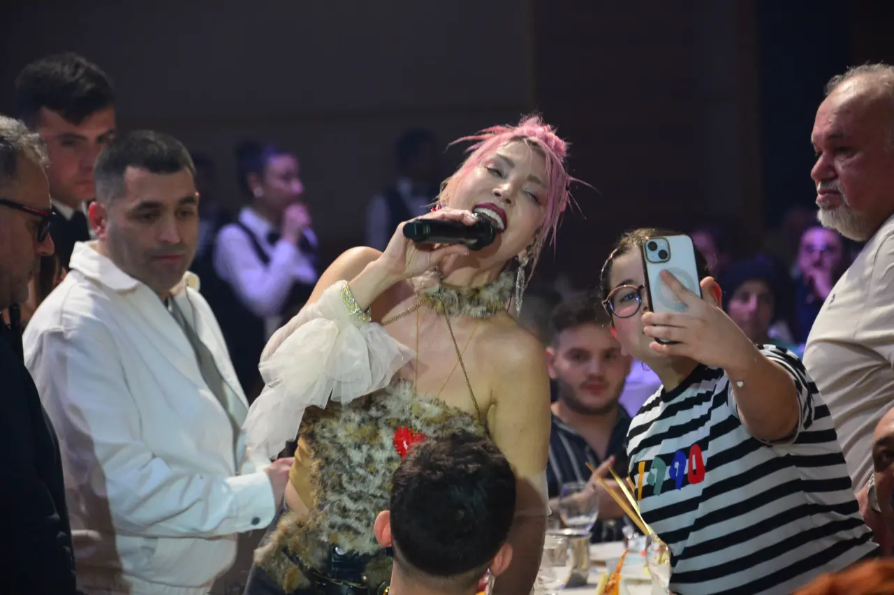 Hande Yener’den Bayram Konserinde Sürpriz Çıkış: Abla Demek Yasak! 2
