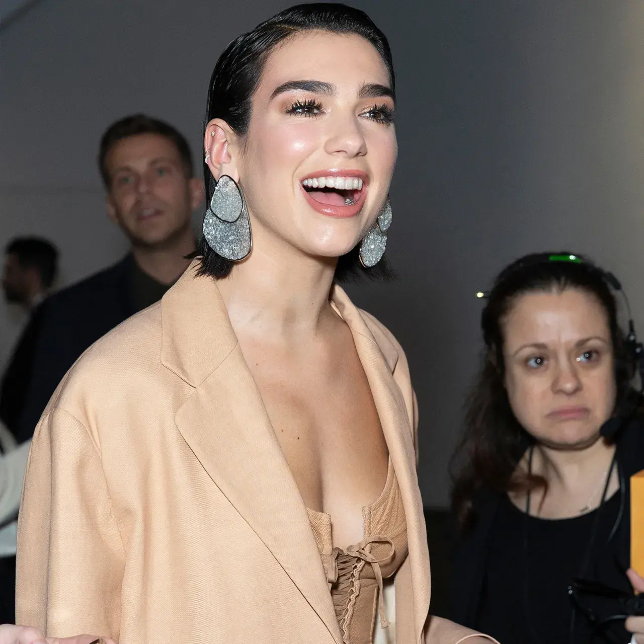 Dua Lipa’nın 2018’deki Maskülen ve Nude Güzellik Tarzı Hala Özleniyor! 2