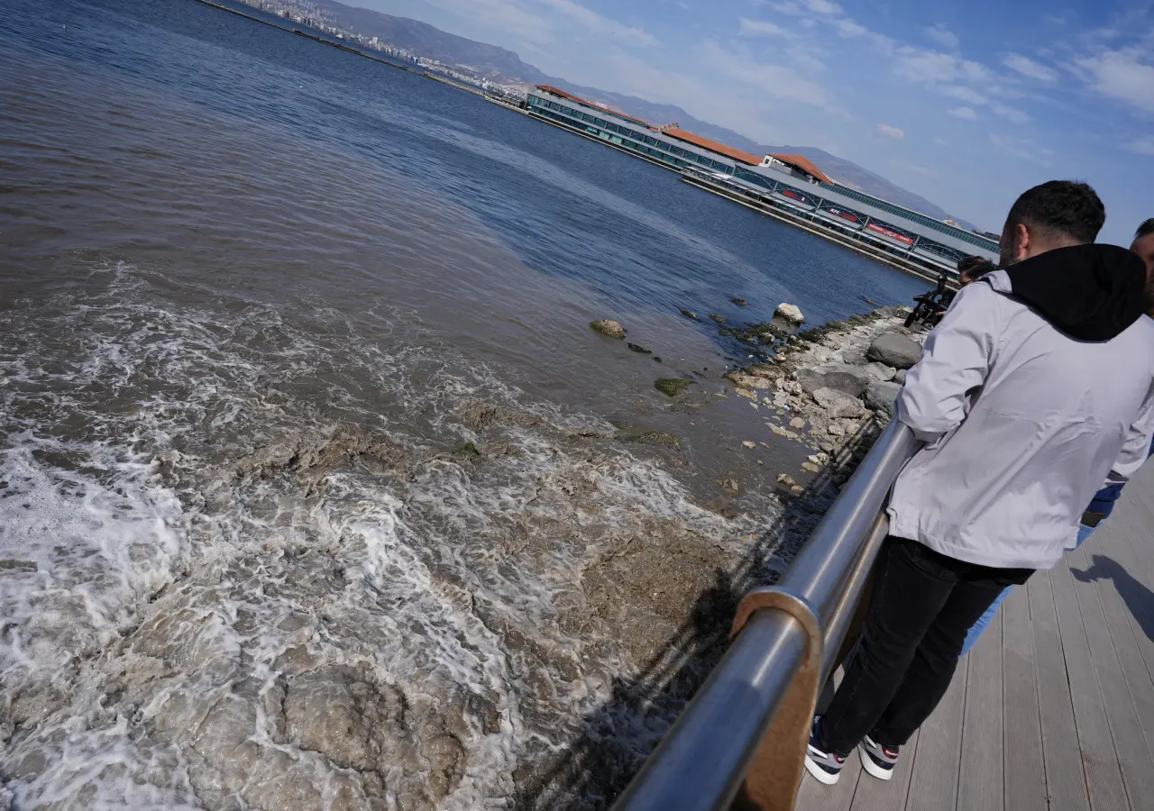Skandal görüntüler! İzmir Körfezi'nde suyun rengi değişti kötü koku yayıldı 7