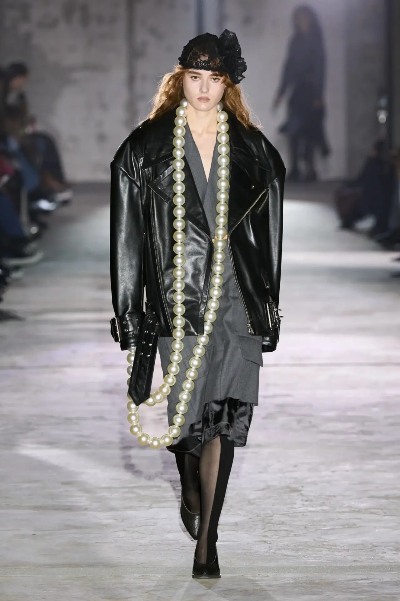 Parizyen Ruh, Modern Siluetler: Paris Moda Haftası 2025-26 Sonbahar/Kış Sezonunun En Çarpıcı Koleksiyonları! 8