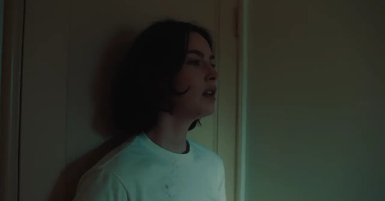 Gracie Abrams’ın “Risk” Şarkısı Kalpleri Fethetti: İşte 10 Milyon İzlenmenin Arkasındaki Hikaye! 4