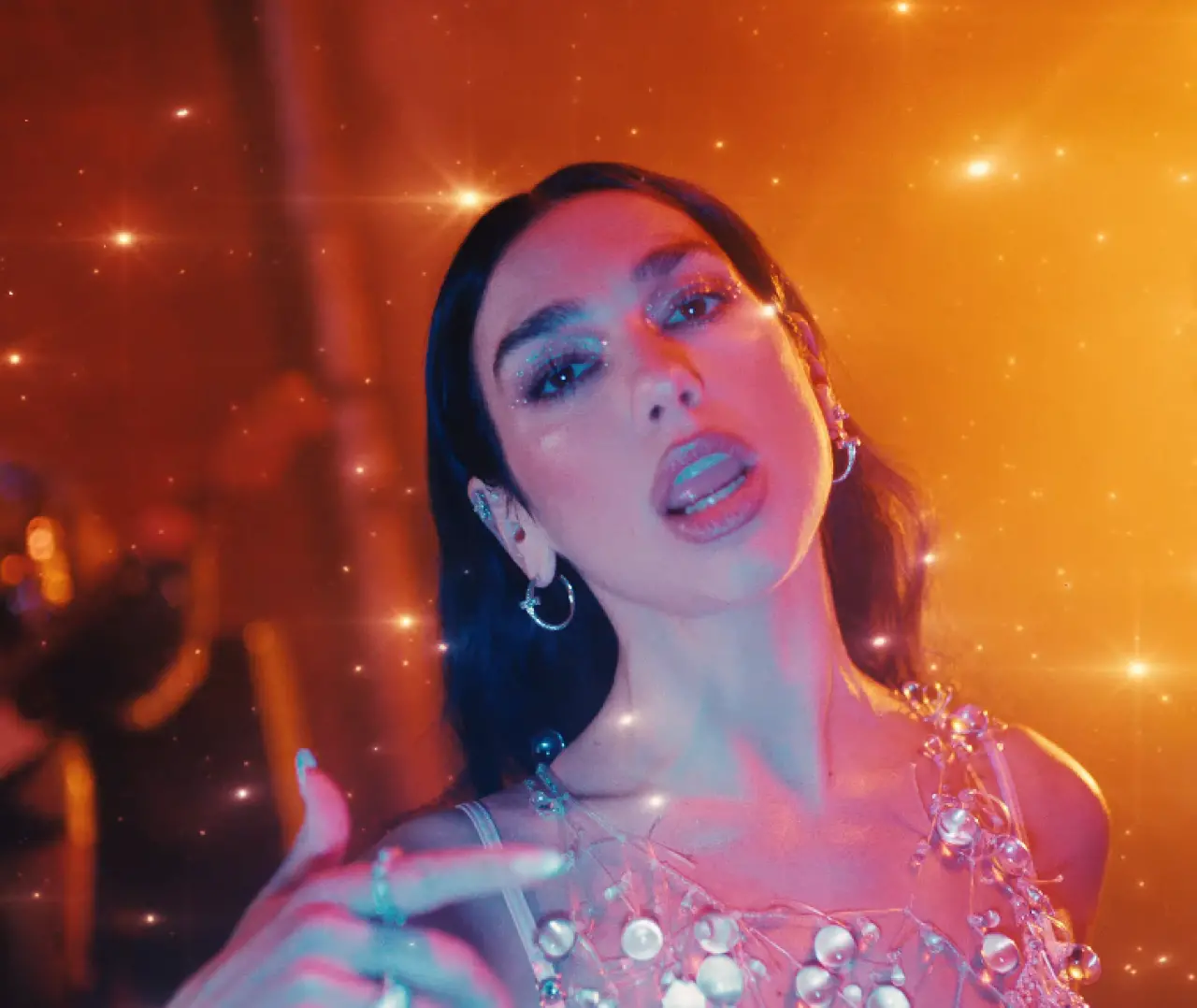 Dua Lipa ve Jennie’den Yıldız Gibi Parlayan Düet: "Handlebars" Klip ve Şarkı Sözleri Yayında! 6