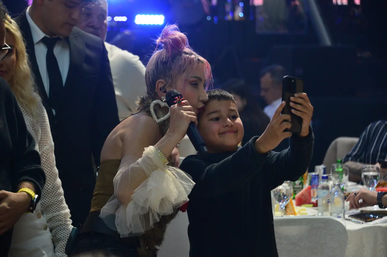 Hande Yener’den Bayram Konserinde Sürpriz Çıkış: Abla Demek Yasak! 5