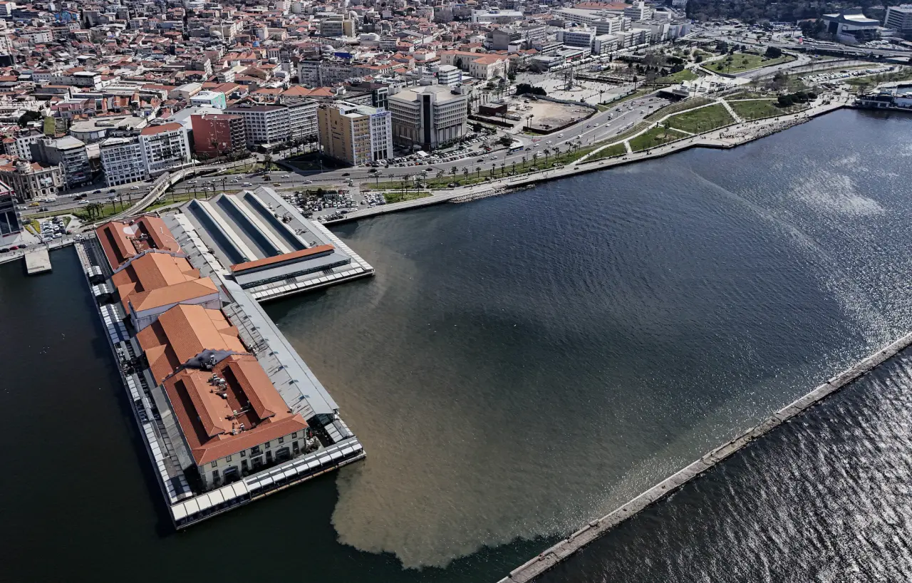 Skandal görüntüler! İzmir Körfezi'nde suyun rengi değişti kötü koku yayıldı 3