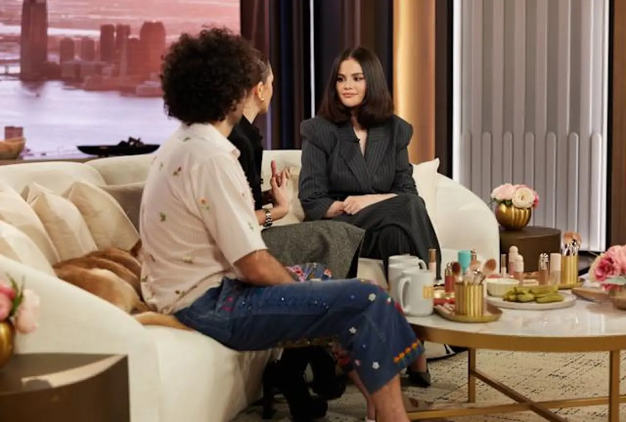 Modern Kadının Modaya Yanıtı: 1980’lerin Güç Stili, Selena Gomez ile Geri Döndü! 4