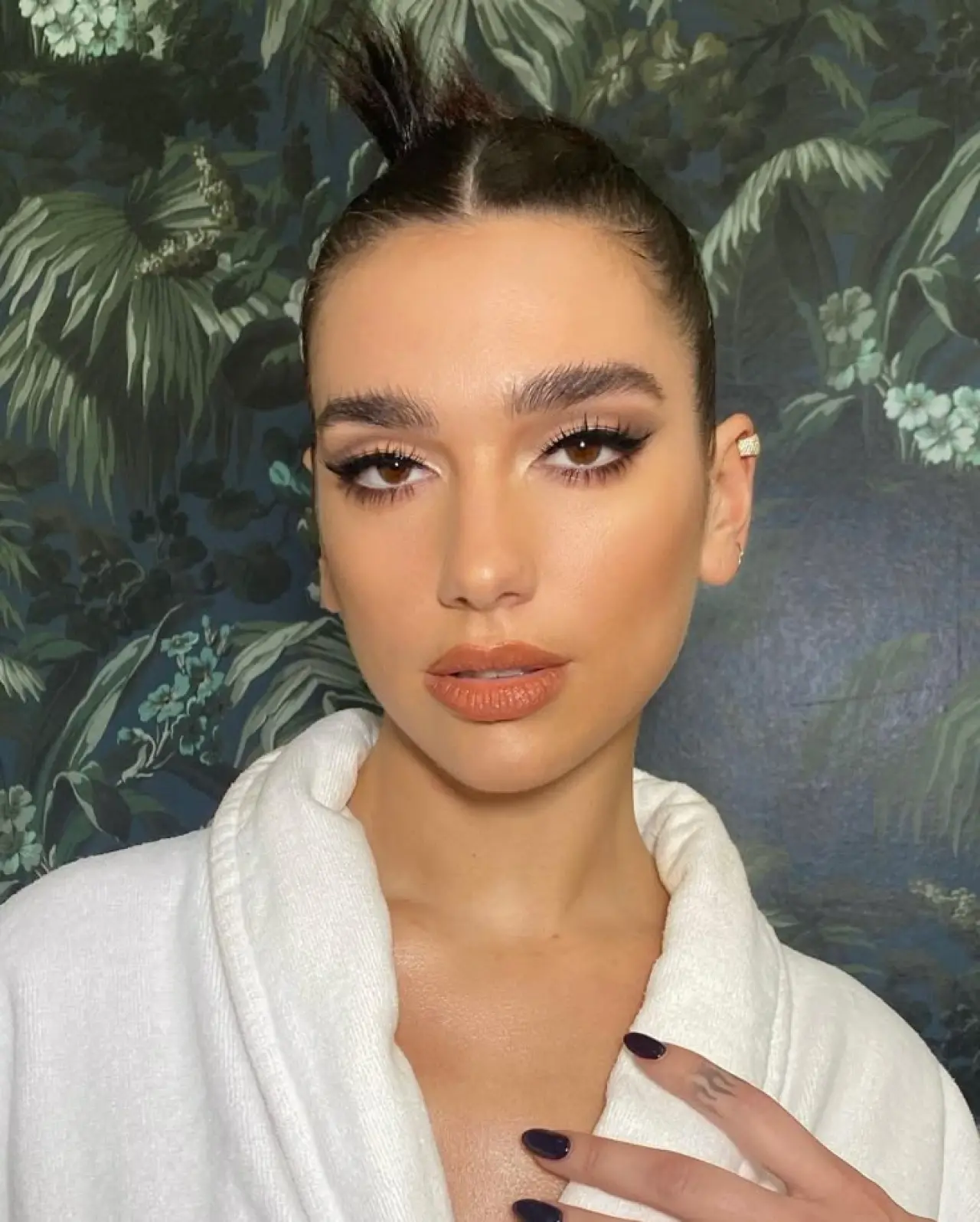 Dua Lipa'nın Etkileyici Bakışlarının Sırrı: Mükemmel Eyeliner Çekmenin 5 Altın Kuralı! 2
