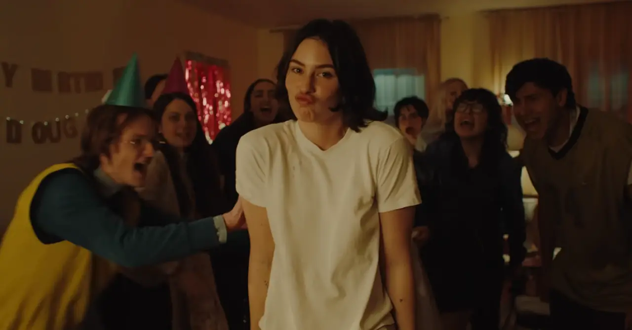 Gracie Abrams’ın “Risk” Şarkısı Kalpleri Fethetti: İşte 10 Milyon İzlenmenin Arkasındaki Hikaye! 5