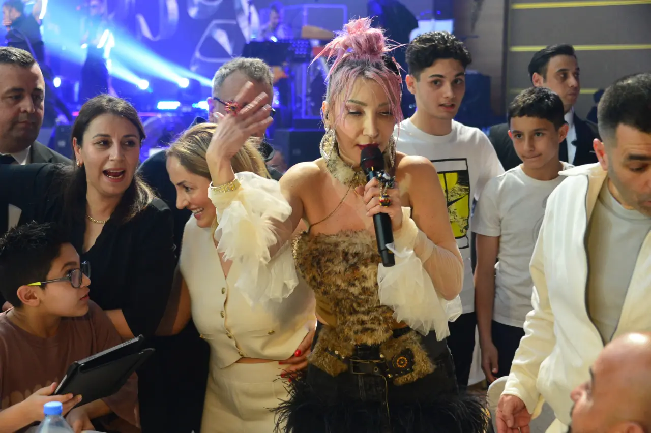 Hande Yener’den Bayram Konserinde Sürpriz Çıkış: Abla Demek Yasak! 3