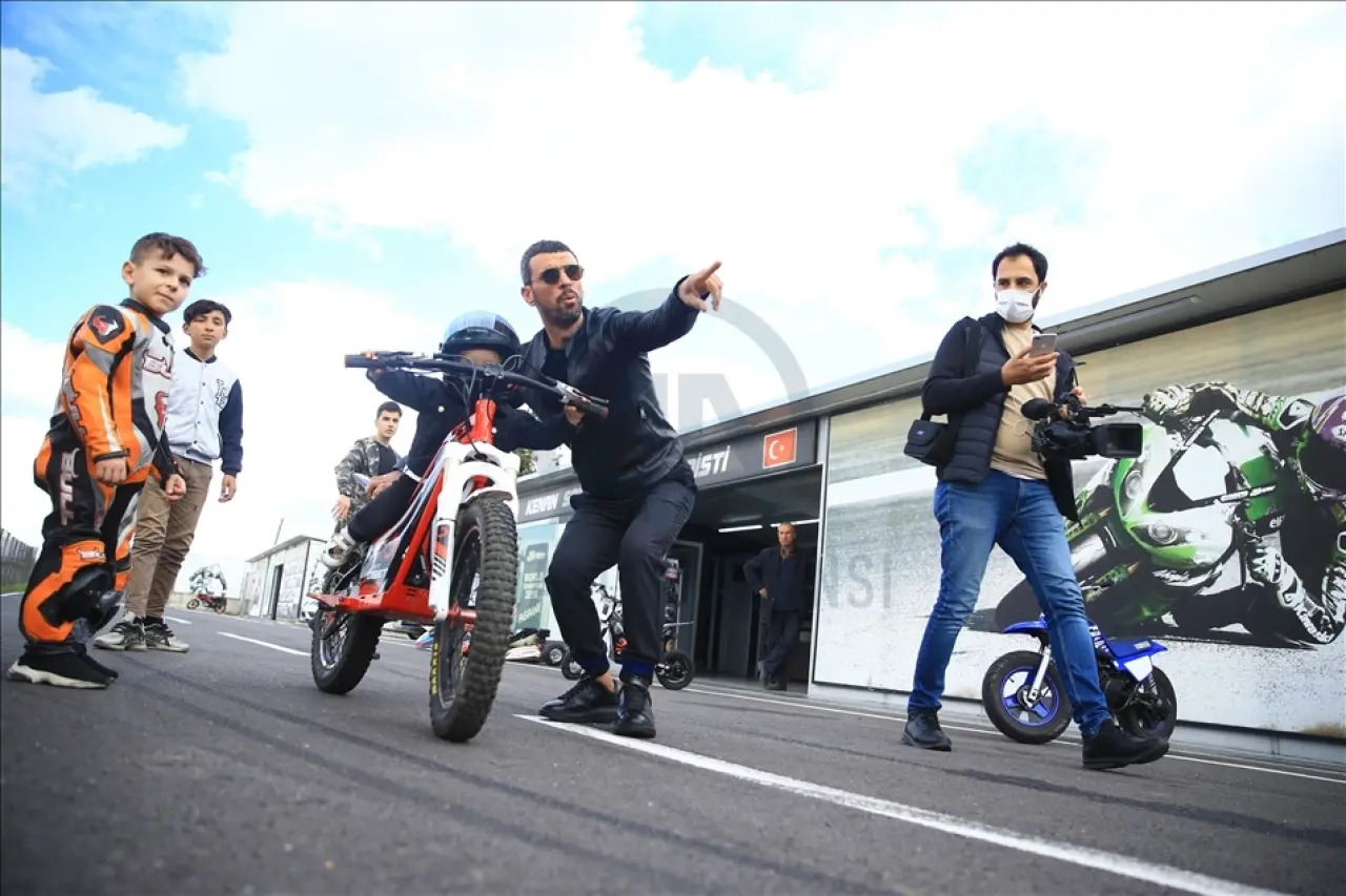 Zayn Sofuoğlu Kimdir, Kaç Yaşında, Annesi Nereli? Zayn Ne Demek, İsminin Anlamı Nedir? Hayatı 5