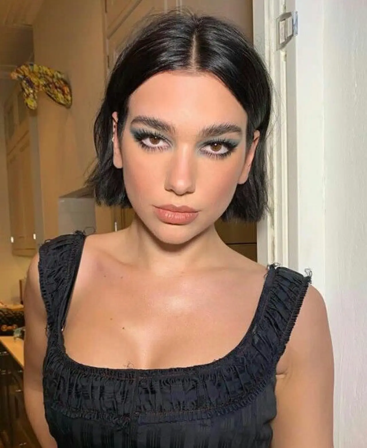 Dua Lipa'nın Etkileyici Bakışlarının Sırrı: Mükemmel Eyeliner Çekmenin 5 Altın Kuralı! 3