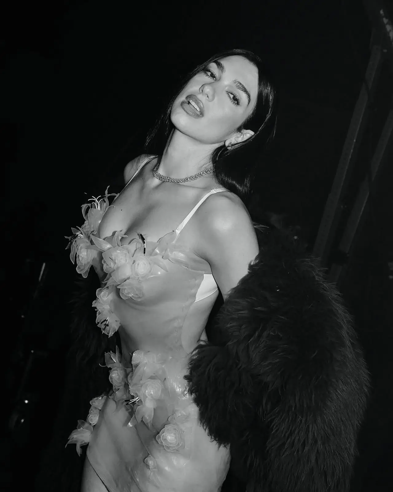 Dua Lipa’dan Muhteşem Geri Dönüş: "Handlebars" ile Herkesi Kendine Hayran Bıraktı! 2