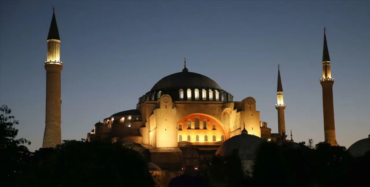 En Anlamlı Kadir Gecesi Mesajları: Bin Aydan Daha Hayırlı Gecede Dualar Semaya Yükseliyor 1