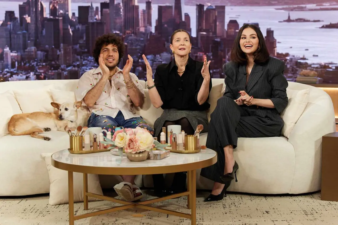 Modern Kadının Modaya Yanıtı: 1980’lerin Güç Stili, Selena Gomez ile Geri Döndü! 5