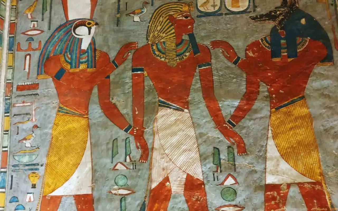 Mısır Çöllerinde Şok Keşif: Bilinmeyen Bir Firavunun Mezarı 3.500 Yıl Sonra Bulundu! 5