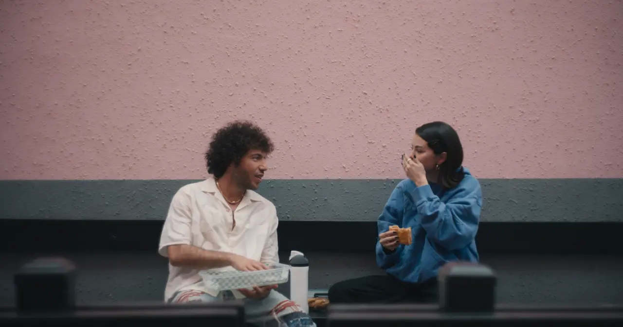 Ünlü Şarkıcı Selena Gomez'den İtiraf Gibi Şarkı: "Younger And Hotter Than Me" Yayında! 5