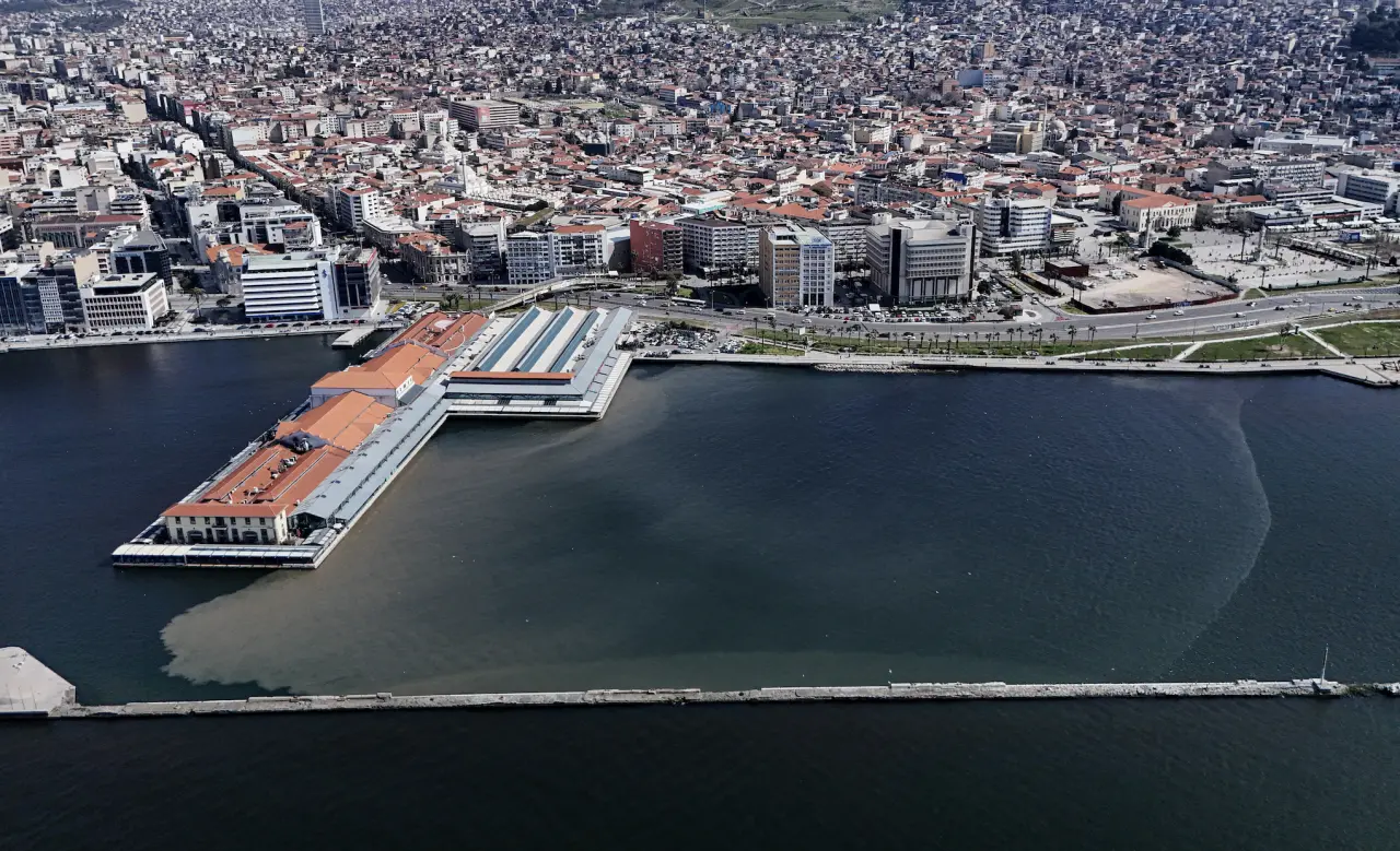 Skandal görüntüler! İzmir Körfezi'nde suyun rengi değişti kötü koku yayıldı 4