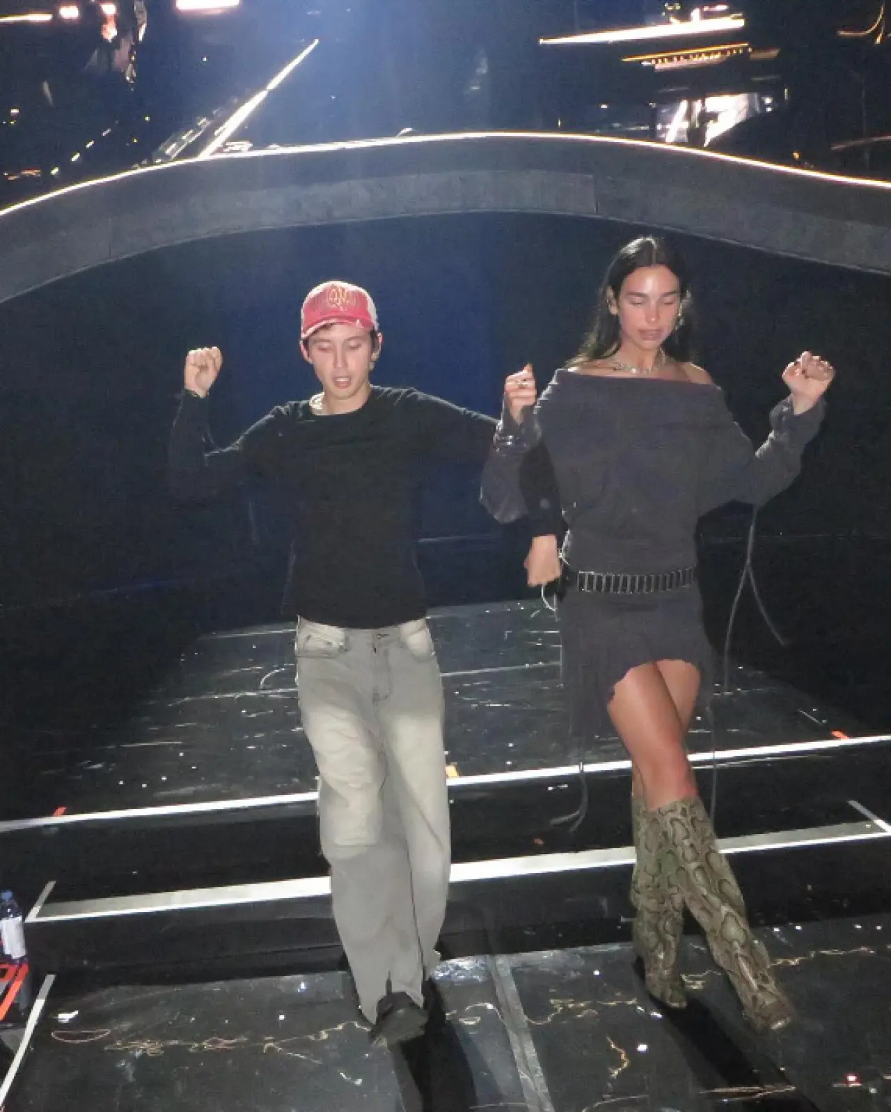 Melbourne Sahnesinde Sürpriz An: Dua Lipa “Rush”ı Troye Sivan’la Söyledi, Bu Konser Tarihe Geçti! 4