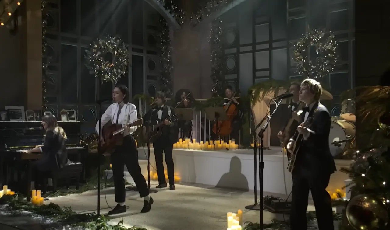 Taylor Swift'in Genç Versiyonu Ortaya Çıktı: Gracie Abrams SNL Sahnesinde Aşk Acısını Tüm Dünyaya Anlattı! 2