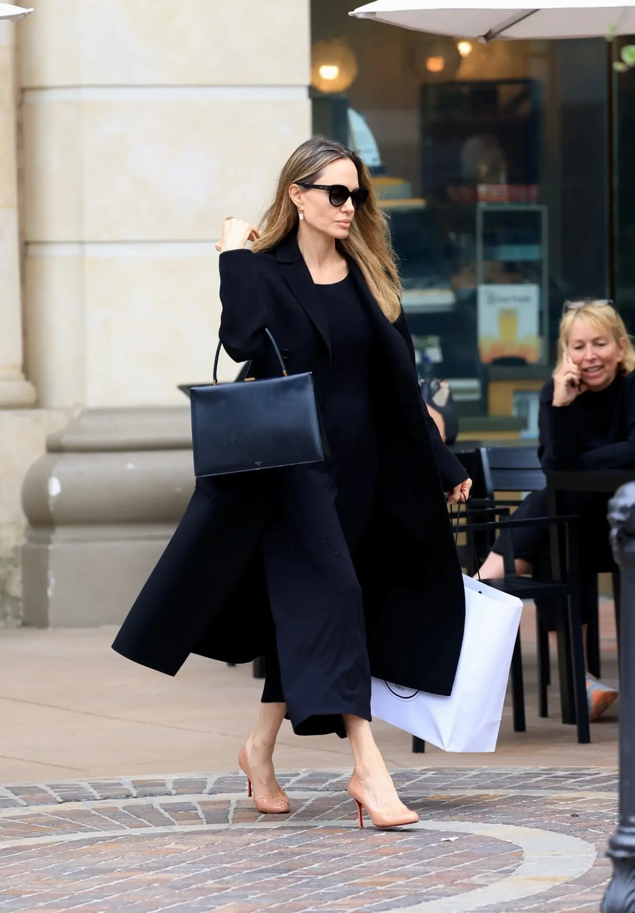 Brad Pitt’ten Sonra Büyük Kriz: Hollywood’un Güzel Yıldızı Angelina Jolie Gözler Önünde Eriyor! 3