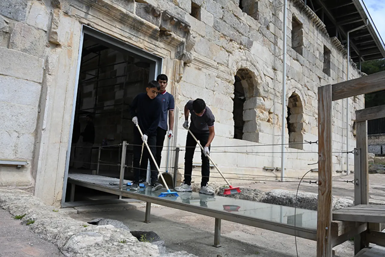 1800 Yıllık Mirası Gençler Ayağa Kaldırdı: Ramazan Bayramı’na Gönüllü Temizlik Desteği 3