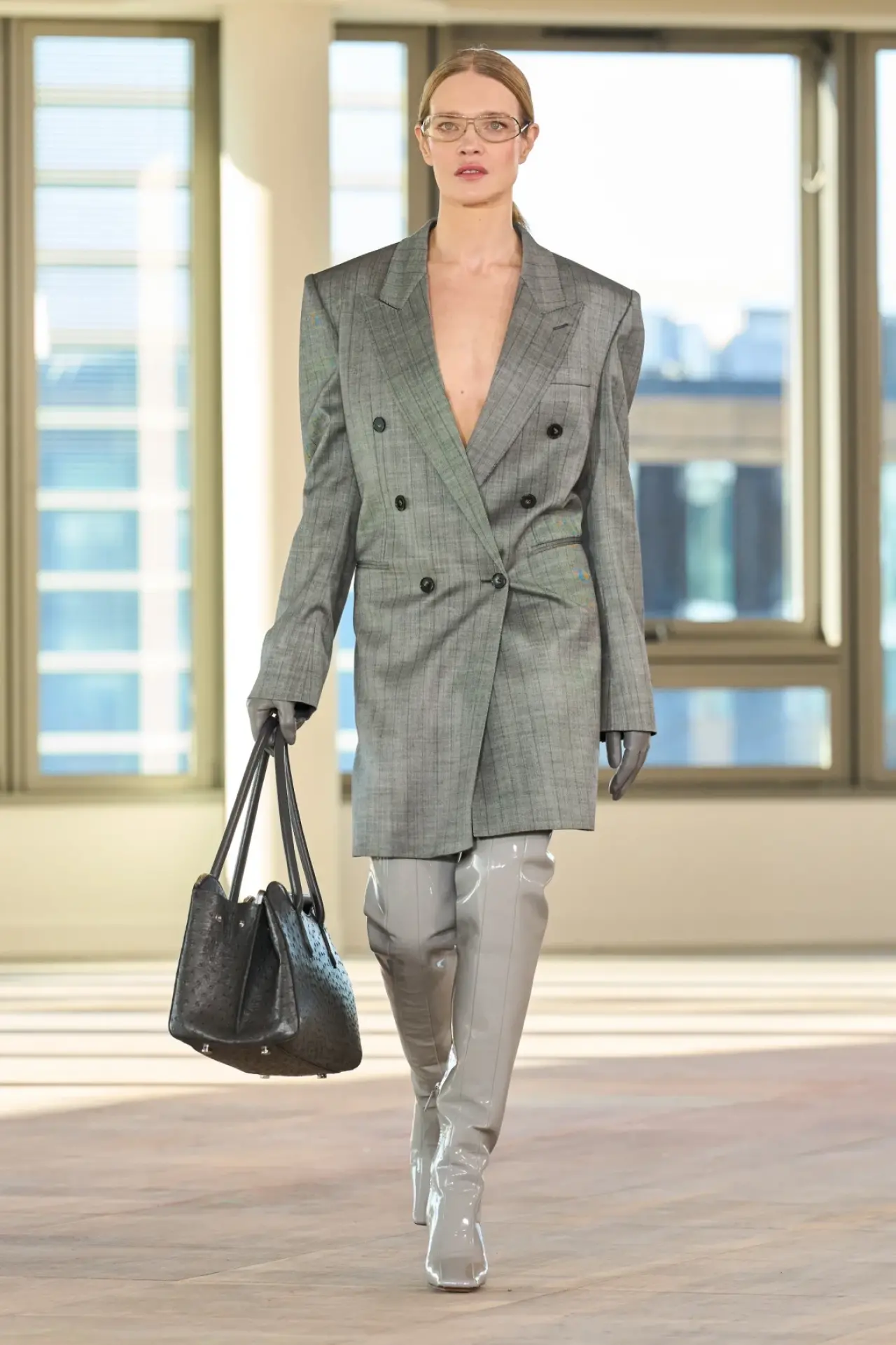 Parizyen Ruh, Modern Siluetler: Paris Moda Haftası 2025-26 Sonbahar/Kış Sezonunun En Çarpıcı Koleksiyonları! 1