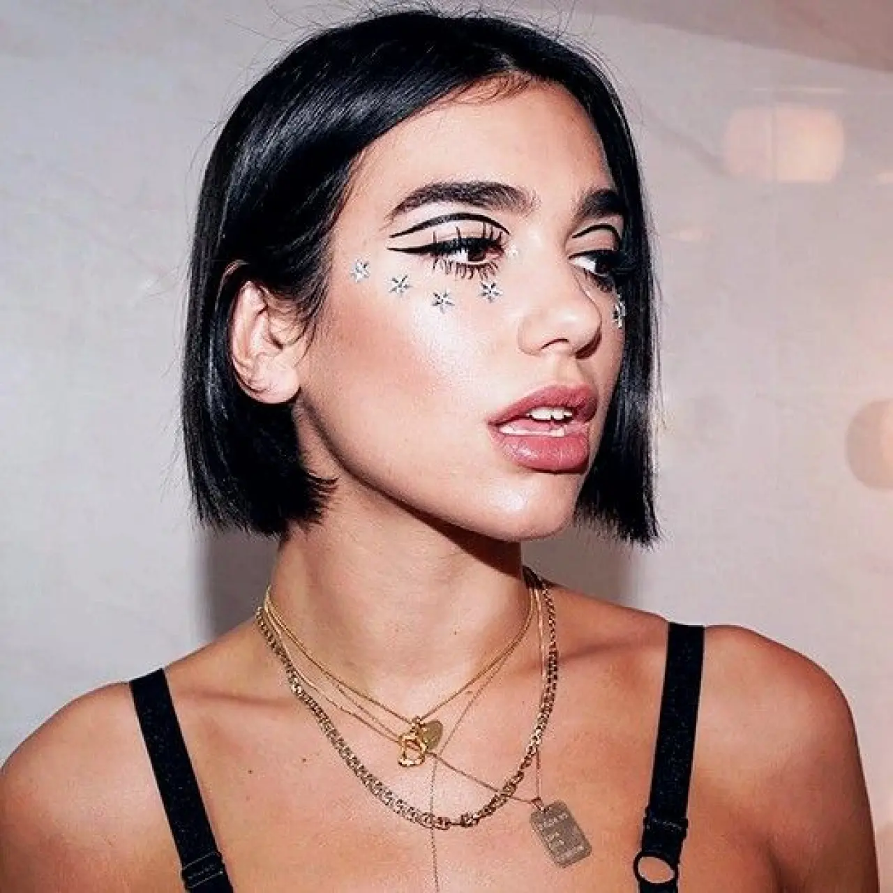 Dua Lipa'nın Etkileyici Bakışlarının Sırrı: Mükemmel Eyeliner Çekmenin 5 Altın Kuralı! 6